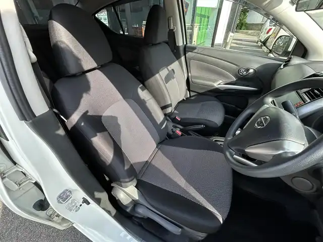 日産 ラティオ G 愛媛県 2015(平27)年 1.7万km ブリリアントホワイトパール 純正7型ナビ/アイドリングストップ/クリアランスソナー/純正フロアマット/プッシュスタート/ヘッドライトレベライザー/純正ドアバイザー/電格ミラー/シガーソケット/純正ホイールキャップ/スペアキー/現状サマー(鉄)(175/70/R14)/YOKOHAMA BluEarth EsEs32
