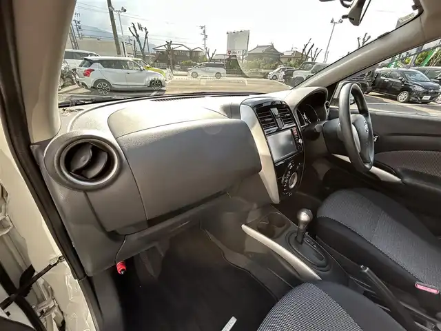 日産 ラティオ G 愛媛県 2015(平27)年 1.7万km ブリリアントホワイトパール 純正7型ナビ/アイドリングストップ/クリアランスソナー/純正フロアマット/プッシュスタート/ヘッドライトレベライザー/純正ドアバイザー/電格ミラー/シガーソケット/純正ホイールキャップ/スペアキー/現状サマー(鉄)(175/70/R14)/YOKOHAMA BluEarth EsEs32