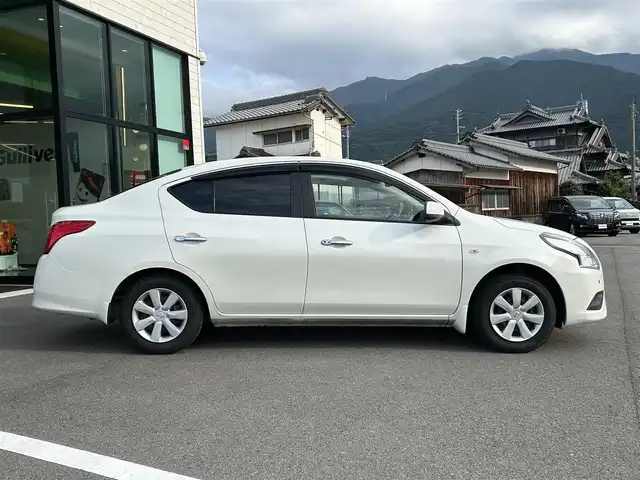 日産 ラティオ G 愛媛県 2015(平27)年 1.7万km ブリリアントホワイトパール 純正7型ナビ/アイドリングストップ/クリアランスソナー/純正フロアマット/プッシュスタート/ヘッドライトレベライザー/純正ドアバイザー/電格ミラー/シガーソケット/純正ホイールキャップ/スペアキー/現状サマー(鉄)(175/70/R14)/YOKOHAMA BluEarth EsEs32