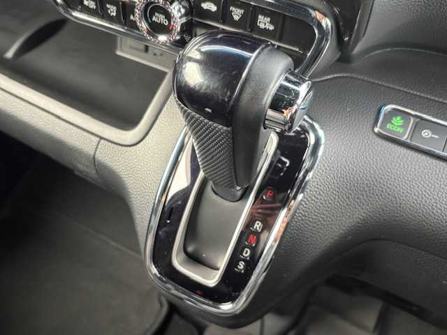 ホンダ Ｎ ＢＯＸ カスタム G L ターボ ホンダセンシング 宮城県 2018(平30)年 7.3万km プラチナホワイトパール 登録時走行距離72100km/社外SDナビ/AM・FM・TV・CD・Bluetooth/バックカメラ/ビルトインETC/ドライブレコーダー/ハーフレザーシート/ホンダセンシング/パドルシフト/シートヒーター/両側パワースライドドア/スロットルコントローラー（PIVOT）/社外フロアマット/補助ミラー/電動格納ミラー/後席＆バックドアにカーフィルム/社外マフラー/フォグランプ/電動格納ミラー/ドアバイザー/ウインカーミラー