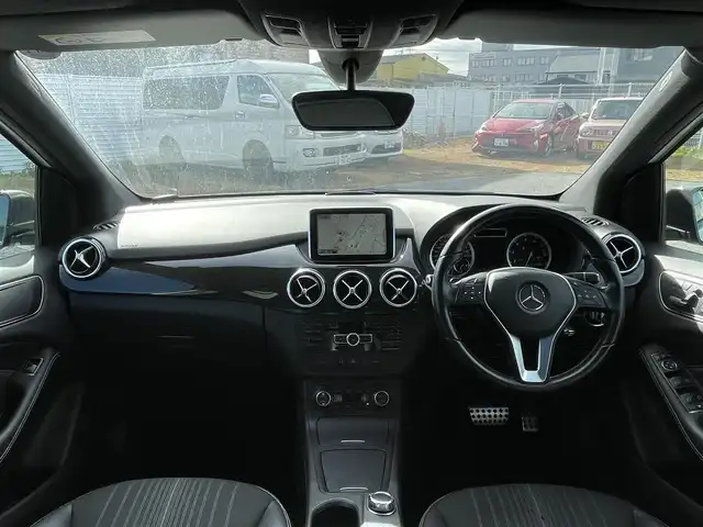 メルセデス・ベンツ Ｂ１８０ スポーツ 滋賀県 2014(平26)年 16.2万km カルサイトホワイト 純正HDDナビ/・Bluetooth/フルセグ/・USB/HDMI/バックカメラ/パノラミックルーフ/革巻きステアリングリモコン/クルーズコントロール/ETC/運転席パワーシート/HIDオートライト/スマートキー