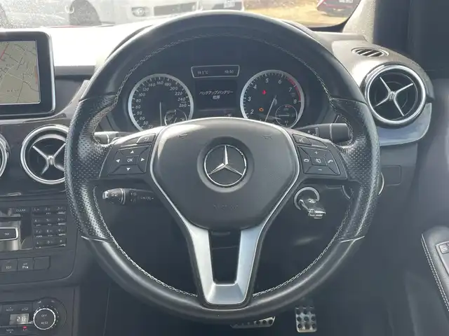 メルセデス・ベンツ Ｂ１８０ スポーツ 滋賀県 2014(平26)年 16.2万km カルサイトホワイト 純正HDDナビ/・Bluetooth/フルセグ/・USB/HDMI/バックカメラ/パノラミックルーフ/革巻きステアリングリモコン/クルーズコントロール/ETC/運転席パワーシート/HIDオートライト/スマートキー