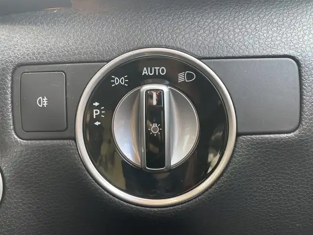 メルセデス・ベンツ Ｂ１８０ スポーツ 滋賀県 2014(平26)年 16.2万km カルサイトホワイト 純正HDDナビ/・Bluetooth/フルセグ/・USB/HDMI/バックカメラ/パノラミックルーフ/革巻きステアリングリモコン/クルーズコントロール/ETC/運転席パワーシート/HIDオートライト/スマートキー