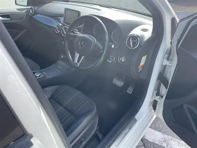 メルセデス・ベンツ Ｂ１８０ スポーツ 滋賀県 2014(平26)年 16.2万km カルサイトホワイト 純正HDDナビ/・Bluetooth/フルセグ/・USB/HDMI/バックカメラ/パノラミックルーフ/革巻きステアリングリモコン/クルーズコントロール/ETC/運転席パワーシート/HIDオートライト/スマートキー