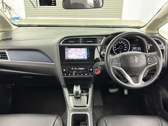 ホンダ シャトル ハイブリッド X ホンダセンシング 三重県 2018(平30)年 4.3万km クリスタルブラックパール 純正7インチナビ/　フルセグTV/CD/DVD/Bluetooth/革調シートカバー/レーダークルーズコントロール/衝突軽減ブレーキシステム/レーンキープアシストシステム/社外アルミホイール/オートライト/純正ヘッドライト/バックカメラ/スマートキー/スペアキー/前席シートヒーター/フォグライト
