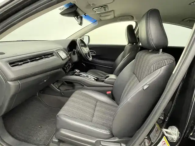 ホンダ ヴェゼル ハイブリッド Z 熊本県 2014(平26)年 10.6万km クリスタルブラックパール 社外7インチナビ（ＣＤ・ＤＶＤ・フルセグ・ＢＴ・ＳＤ・ｉｐｏｄ・ＵＳＢ）/バックカメラ　/ビルトインＥＴＣ　/前席シートヒーター　/クルーズコントロール　/横滑り防止　/先行車発進お知らせ/アイドリングストップ/横滑り防止　/ハーフレザーシート/社外フロアマット/純正１７インチAW/オートライト　/ＬＥＤヘッドライト/スマートキー/プッシュスタート/取扱説明書