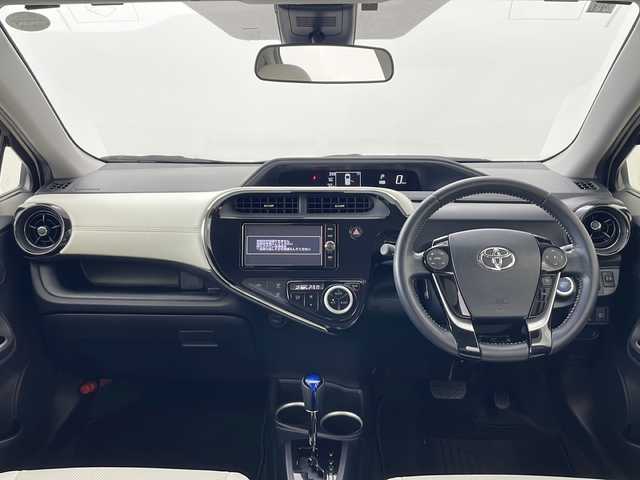 トヨタ アクア クロスオーバー 秋田県 2017(平29)年 3.5万km ベージュ 純正ナビ/　(CD/Bluetooth/FM/AM/フルセグテレビ)/バックカメラ/ＥＴＣ/ルーフレール/衝突被害軽減システム/横滑り防止装置/レーンキープアシスト/純正フロアマット/革巻きステアリング/レザーシート/純正アルミホイール/サイドバイザー/オートハイビーム/オートライト/スペアキー/スマートキー/オートエアコン/ECOモード/EVモード/ウインカーミラー/ステアリングリモコン/プッシュスタート