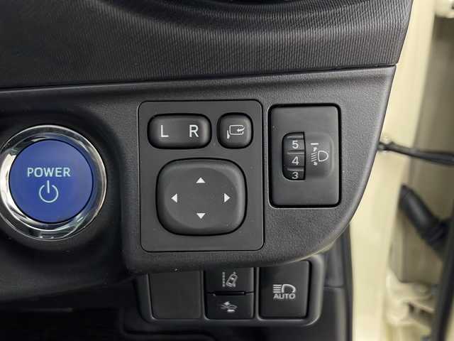 トヨタ アクア クロスオーバー 秋田県 2017(平29)年 3.5万km ベージュ 純正ナビ/　(CD/Bluetooth/FM/AM/フルセグテレビ)/バックカメラ/ＥＴＣ/ルーフレール/衝突被害軽減システム/横滑り防止装置/レーンキープアシスト/純正フロアマット/革巻きステアリング/レザーシート/純正アルミホイール/サイドバイザー/オートハイビーム/オートライト/スペアキー/スマートキー/オートエアコン/ECOモード/EVモード/ウインカーミラー/ステアリングリモコン/プッシュスタート