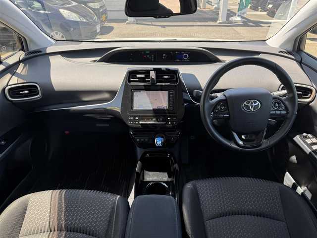 トヨタ プリウス Sセーフティプラス ツートーン 三重県 2018(平30)年 4.8万km アティチュードブラックマイカ/ホワイトパールクリスタルシャイン ワンオーナー /純正メモリナビ（NSCD-W66)/　ワンセグ/CD/Bluetooth/バックカメラ/スマートキー/プッシュスタート/LEDヘッドライト/フォグランプ/レーダークルーズコントロール/クリアランスソナー/純正ドライブレコーダー/純正17インチアルミホイール/ステアリングリモコン/カラーマルチインフォメーションDSP/オートライト/セーフティセンス/シートリフター
