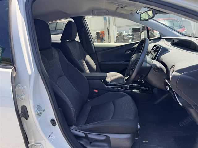 トヨタ プリウス Sセーフティプラス ツートーン 三重県 2018(平30)年 4.8万km アティチュードブラックマイカ/ホワイトパールクリスタルシャイン ワンオーナー /純正メモリナビ（NSCD-W66)/　ワンセグ/CD/Bluetooth/バックカメラ/スマートキー/プッシュスタート/LEDヘッドライト/フォグランプ/レーダークルーズコントロール/クリアランスソナー/純正ドライブレコーダー/純正17インチアルミホイール/ステアリングリモコン/カラーマルチインフォメーションDSP/オートライト/セーフティセンス/シートリフター
