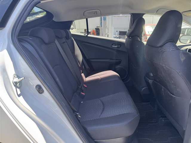 トヨタ プリウス Sセーフティプラス ツートーン 三重県 2018(平30)年 4.8万km アティチュードブラックマイカ/ホワイトパールクリスタルシャイン ワンオーナー /純正メモリナビ（NSCD-W66)/　ワンセグ/CD/Bluetooth/バックカメラ/スマートキー/プッシュスタート/LEDヘッドライト/フォグランプ/レーダークルーズコントロール/クリアランスソナー/純正ドライブレコーダー/純正17インチアルミホイール/ステアリングリモコン/カラーマルチインフォメーションDSP/オートライト/セーフティセンス/シートリフター