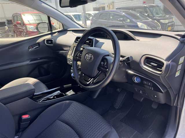 トヨタ プリウス Sセーフティプラス ツートーン 三重県 2018(平30)年 4.8万km アティチュードブラックマイカ/ホワイトパールクリスタルシャイン ワンオーナー /純正メモリナビ（NSCD-W66)/　ワンセグ/CD/Bluetooth/バックカメラ/スマートキー/プッシュスタート/LEDヘッドライト/フォグランプ/レーダークルーズコントロール/クリアランスソナー/純正ドライブレコーダー/純正17インチアルミホイール/ステアリングリモコン/カラーマルチインフォメーションDSP/オートライト/セーフティセンス/シートリフター