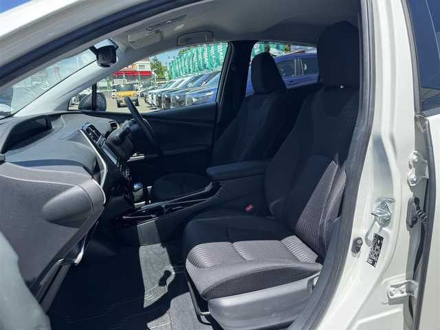 トヨタ プリウス Sセーフティプラス ツートーン 三重県 2018(平30)年 4.8万km アティチュードブラックマイカ/ホワイトパールクリスタルシャイン ワンオーナー /純正メモリナビ（NSCD-W66)/　ワンセグ/CD/Bluetooth/バックカメラ/スマートキー/プッシュスタート/LEDヘッドライト/フォグランプ/レーダークルーズコントロール/クリアランスソナー/純正ドライブレコーダー/純正17インチアルミホイール/ステアリングリモコン/カラーマルチインフォメーションDSP/オートライト/セーフティセンス/シートリフター