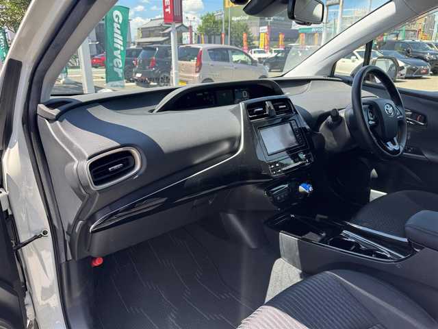 トヨタ プリウス Sセーフティプラス ツートーン 三重県 2018(平30)年 4.8万km アティチュードブラックマイカ/ホワイトパールクリスタルシャイン ワンオーナー /純正メモリナビ（NSCD-W66)/　ワンセグ/CD/Bluetooth/バックカメラ/スマートキー/プッシュスタート/LEDヘッドライト/フォグランプ/レーダークルーズコントロール/クリアランスソナー/純正ドライブレコーダー/純正17インチアルミホイール/ステアリングリモコン/カラーマルチインフォメーションDSP/オートライト/セーフティセンス/シートリフター