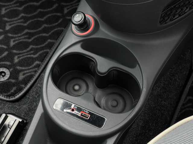 フィアット ５００ 1．2 ポップ 山梨県 2017(平29)年 4.3万km LATTE MENTA 純正ディスプレイオーディオ/Bluetooth/USB/AUX/ETC/CITYモード/半革/純正フロアマット/リモコンキー