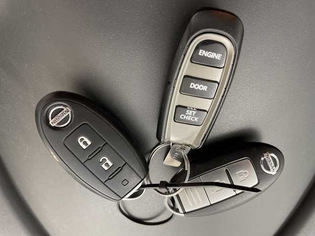 日産 デュアリス 20G FOUR 道央・札幌 2011(平23)年 11.3万km スーパーブラック ・４WD/・ガラスルーフ/・純正HDDディーラーナビ/・DVD.CD.Bluetooth/・フルセグ/・HIDライト/オートライト/・スマートキーx２/・ETC/・スタッドレスタイヤ積込