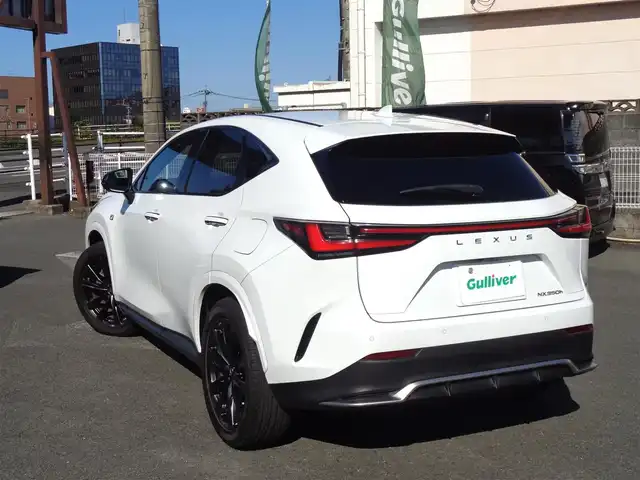 レクサス ＮＸ 350h Fスポーツ 鹿児島県 2023(令5)年 4.7万km ホワイトノーヴァガラスフレーク ワンオーナー/14インチディスプレイオーディオプラス/ナビ、フルセグ、BTオーディオ、CD、DVD/パノラミックビューカメラ/赤/黒コンビレザーシート/前席左右ベンチレーションエアシート/運転席シートメモリー/ステアリングヒーター/ヘッドアップディスプレイ/レーダークルーズコントロール/ビルトインETC2.0/サンルーフ/100V電源、USB×2口/カードキー、スマートキー2個あり/取説、保証書あり