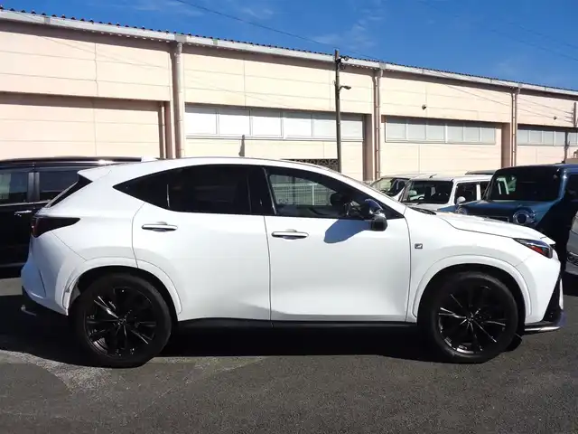 レクサス ＮＸ 350h Fスポーツ 鹿児島県 2023(令5)年 4.7万km ホワイトノーヴァガラスフレーク ワンオーナー/14インチディスプレイオーディオプラス/ナビ、フルセグ、BTオーディオ、CD、DVD/パノラミックビューカメラ/赤/黒コンビレザーシート/前席左右ベンチレーションエアシート/運転席シートメモリー/ステアリングヒーター/ヘッドアップディスプレイ/レーダークルーズコントロール/ビルトインETC2.0/サンルーフ/100V電源、USB×2口/カードキー、スマートキー2個あり/取説、保証書あり