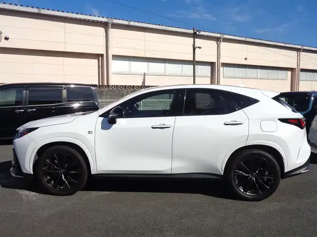 レクサス ＮＸ 350h Fスポーツ 鹿児島県 2023(令5)年 4.7万km ホワイトノーヴァガラスフレーク ワンオーナー/14インチディスプレイオーディオプラス/ナビ、フルセグ、BTオーディオ、CD、DVD/パノラミックビューカメラ/赤/黒コンビレザーシート/前席左右ベンチレーションエアシート/運転席シートメモリー/ステアリングヒーター/ヘッドアップディスプレイ/レーダークルーズコントロール/ビルトインETC2.0/サンルーフ/100V電源、USB×2口/カードキー、スマートキー2個あり/取説、保証書あり