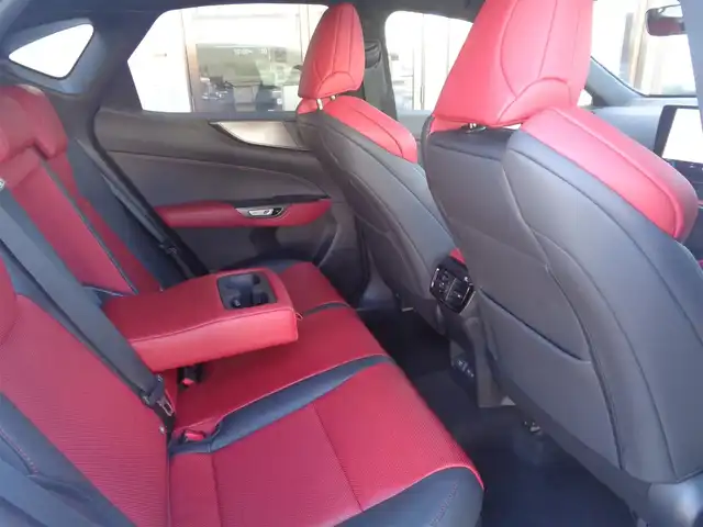 レクサス ＮＸ 350h Fスポーツ 鹿児島県 2023(令5)年 4.7万km ホワイトノーヴァガラスフレーク ワンオーナー/14インチディスプレイオーディオプラス/ナビ、フルセグ、BTオーディオ、CD、DVD/パノラミックビューカメラ/赤/黒コンビレザーシート/前席左右ベンチレーションエアシート/運転席シートメモリー/ステアリングヒーター/ヘッドアップディスプレイ/レーダークルーズコントロール/ビルトインETC2.0/サンルーフ/100V電源、USB×2口/カードキー、スマートキー2個あり/取説、保証書あり