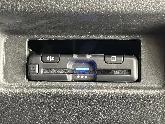 スズキ スペーシア ギア HYBRID XZ 愛知県 2022(令4)年 1.3万km オフブルーメタリック/ガンメタリック2トーンルーフ 純正９インチナビ/ヘッドアップディスプレイ/アラウンドビューモニター/デュアルカメラ/パーキングセンサー/両側パワースライドドア/LEDオートライト/フォグランプ/ETC/シートヒーター/レーダークルーズコントロール/フルセグTV/DVD/純正アルミホイール/禁煙車