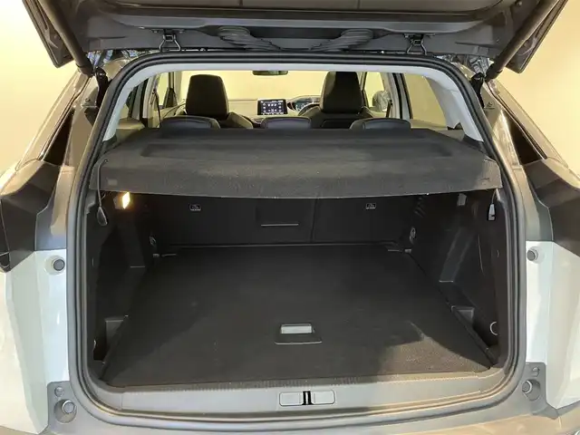 プジョー ３００８ ブルー HDi スペシャルED 愛知県 2018(平30)年 4.6万km パール パノラミックスライディングルーフ　/純正ディスプレイオーディオ　/バックカメラ　/サイドカメラ　/Ｂｌｕｅｔｏｏｔｈ　/ミラーリンク　/ワイヤレスチャージ　/ＡＣＣ　/ＬＫＡ　/ＢＳＭ　/インテリジェントセーフティー　/ＥＴＣ/インテリジェントオートライト/パーキングセンサー/ハーフレザー/パワーバックドア/プッシュスタート/アイドリングストップ