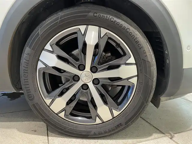 プジョー ３００８ ブルー HDi スペシャルED 愛知県 2018(平30)年 4.6万km パール パノラミックスライディングルーフ　/純正ディスプレイオーディオ　/バックカメラ　/サイドカメラ　/Ｂｌｕｅｔｏｏｔｈ　/ミラーリンク　/ワイヤレスチャージ　/ＡＣＣ　/ＬＫＡ　/ＢＳＭ　/インテリジェントセーフティー　/ＥＴＣ/インテリジェントオートライト/パーキングセンサー/ハーフレザー/パワーバックドア/プッシュスタート/アイドリングストップ