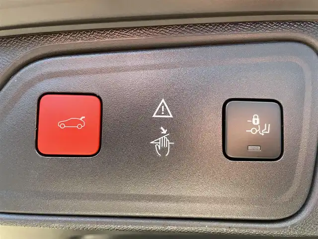 プジョー ３００８ ブルー HDi スペシャルED 愛知県 2018(平30)年 4.6万km パール パノラミックスライディングルーフ　/純正ディスプレイオーディオ　/バックカメラ　/サイドカメラ　/Ｂｌｕｅｔｏｏｔｈ　/ミラーリンク　/ワイヤレスチャージ　/ＡＣＣ　/ＬＫＡ　/ＢＳＭ　/インテリジェントセーフティー　/ＥＴＣ/インテリジェントオートライト/パーキングセンサー/ハーフレザー/パワーバックドア/プッシュスタート/アイドリングストップ