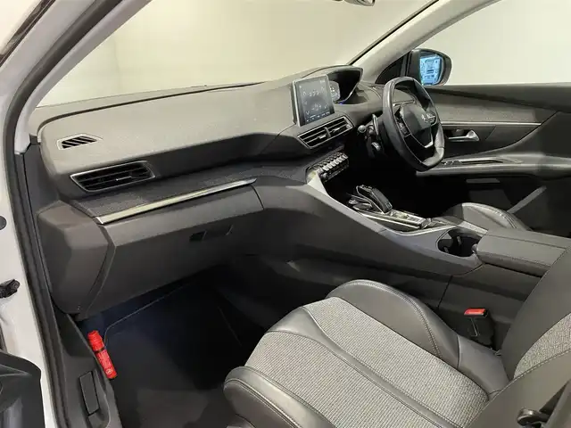 プジョー ３００８ ブルー HDi スペシャルED 愛知県 2018(平30)年 4.6万km パール パノラミックスライディングルーフ　/純正ディスプレイオーディオ　/バックカメラ　/サイドカメラ　/Ｂｌｕｅｔｏｏｔｈ　/ミラーリンク　/ワイヤレスチャージ　/ＡＣＣ　/ＬＫＡ　/ＢＳＭ　/インテリジェントセーフティー　/ＥＴＣ/インテリジェントオートライト/パーキングセンサー/ハーフレザー/パワーバックドア/プッシュスタート/アイドリングストップ