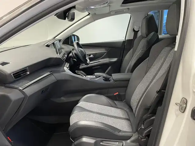 プジョー ３００８ ブルー HDi スペシャルED 愛知県 2018(平30)年 4.6万km パール パノラミックスライディングルーフ　/純正ディスプレイオーディオ　/バックカメラ　/サイドカメラ　/Ｂｌｕｅｔｏｏｔｈ　/ミラーリンク　/ワイヤレスチャージ　/ＡＣＣ　/ＬＫＡ　/ＢＳＭ　/インテリジェントセーフティー　/ＥＴＣ/インテリジェントオートライト/パーキングセンサー/ハーフレザー/パワーバックドア/プッシュスタート/アイドリングストップ