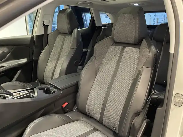 プジョー ３００８ ブルー HDi スペシャルED 愛知県 2018(平30)年 4.6万km パール パノラミックスライディングルーフ　/純正ディスプレイオーディオ　/バックカメラ　/サイドカメラ　/Ｂｌｕｅｔｏｏｔｈ　/ミラーリンク　/ワイヤレスチャージ　/ＡＣＣ　/ＬＫＡ　/ＢＳＭ　/インテリジェントセーフティー　/ＥＴＣ/インテリジェントオートライト/パーキングセンサー/ハーフレザー/パワーバックドア/プッシュスタート/アイドリングストップ