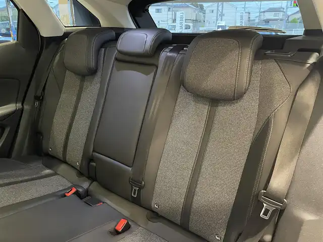 プジョー ３００８ ブルー HDi スペシャルED 愛知県 2018(平30)年 4.6万km パール パノラミックスライディングルーフ　/純正ディスプレイオーディオ　/バックカメラ　/サイドカメラ　/Ｂｌｕｅｔｏｏｔｈ　/ミラーリンク　/ワイヤレスチャージ　/ＡＣＣ　/ＬＫＡ　/ＢＳＭ　/インテリジェントセーフティー　/ＥＴＣ/インテリジェントオートライト/パーキングセンサー/ハーフレザー/パワーバックドア/プッシュスタート/アイドリングストップ