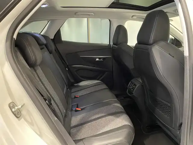 プジョー ３００８ ブルー HDi スペシャルED 愛知県 2018(平30)年 4.6万km パール パノラミックスライディングルーフ　/純正ディスプレイオーディオ　/バックカメラ　/サイドカメラ　/Ｂｌｕｅｔｏｏｔｈ　/ミラーリンク　/ワイヤレスチャージ　/ＡＣＣ　/ＬＫＡ　/ＢＳＭ　/インテリジェントセーフティー　/ＥＴＣ/インテリジェントオートライト/パーキングセンサー/ハーフレザー/パワーバックドア/プッシュスタート/アイドリングストップ