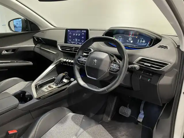 プジョー ３００８ ブルー HDi スペシャルED 愛知県 2018(平30)年 4.6万km パール パノラミックスライディングルーフ　/純正ディスプレイオーディオ　/バックカメラ　/サイドカメラ　/Ｂｌｕｅｔｏｏｔｈ　/ミラーリンク　/ワイヤレスチャージ　/ＡＣＣ　/ＬＫＡ　/ＢＳＭ　/インテリジェントセーフティー　/ＥＴＣ/インテリジェントオートライト/パーキングセンサー/ハーフレザー/パワーバックドア/プッシュスタート/アイドリングストップ