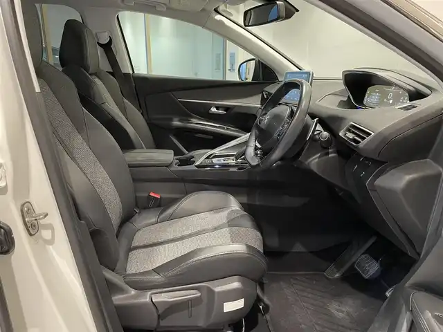 プジョー ３００８ ブルー HDi スペシャルED 愛知県 2018(平30)年 4.6万km パール パノラミックスライディングルーフ　/純正ディスプレイオーディオ　/バックカメラ　/サイドカメラ　/Ｂｌｕｅｔｏｏｔｈ　/ミラーリンク　/ワイヤレスチャージ　/ＡＣＣ　/ＬＫＡ　/ＢＳＭ　/インテリジェントセーフティー　/ＥＴＣ/インテリジェントオートライト/パーキングセンサー/ハーフレザー/パワーバックドア/プッシュスタート/アイドリングストップ