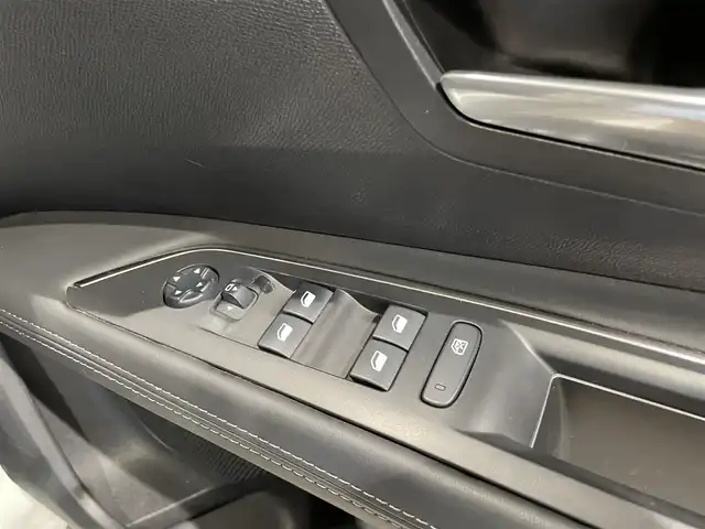 プジョー ３００８ ブルー HDi スペシャルED 愛知県 2018(平30)年 4.6万km パール パノラミックスライディングルーフ　/純正ディスプレイオーディオ　/バックカメラ　/サイドカメラ　/Ｂｌｕｅｔｏｏｔｈ　/ミラーリンク　/ワイヤレスチャージ　/ＡＣＣ　/ＬＫＡ　/ＢＳＭ　/インテリジェントセーフティー　/ＥＴＣ/インテリジェントオートライト/パーキングセンサー/ハーフレザー/パワーバックドア/プッシュスタート/アイドリングストップ