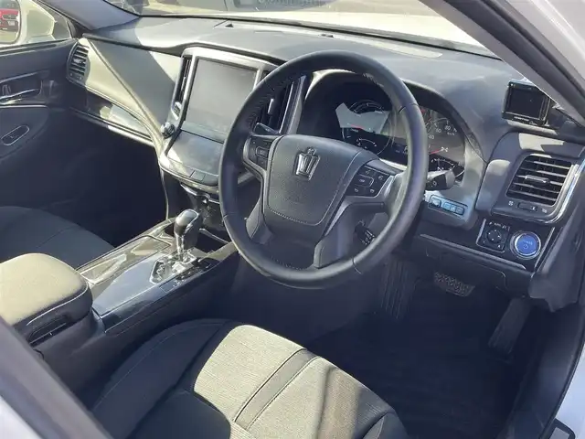 トヨタ クラウン ハイブリッド アスリートS 東京都 2013(平25)年 12.6万km ホワイトパールクリスタルシャイン (株)IDOMが運営する【じしゃロン昭島店】の自社ローン対象車両になります。こちらは現金ご利用時の価格です。自社ローンご希望の方は別途その旨お申付け下さい。					純正8インチナビ/パワーシート/シートヒーター/クルーズコントロール/ETC/ドライブレコーダー/ステアリングヒーター/DVD/フルセグTV/オートライト/フォグランプ/純正アルミホイール/バックカメラ/純正フロアマット/カーテンエアバック/禁煙車