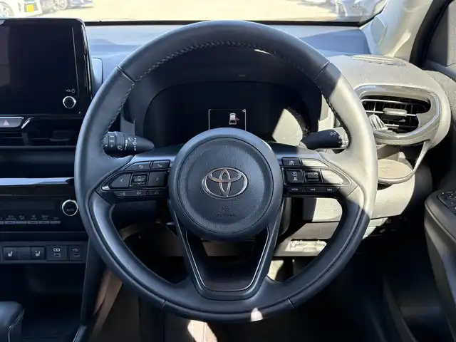 トヨタ ヤリスクロス ハイブリッド Z 大分県 2024(令6)年 0.2万km マッシブグレー ・ナビ(USB/Miracast)/・全方位カメラ/・フルセグテレビ/・プリクラッシュセーフティ/・ブラインドスポットモニター/・レーダークルーズコントロール/・オートハイビーム/・ステアリングヒーター/・ETC2.0/・運転席パワーシート/・シートヒーター/・ブレーキホールド/・スマートキー/・プッシュスタートボタン/・純正アルミホイール