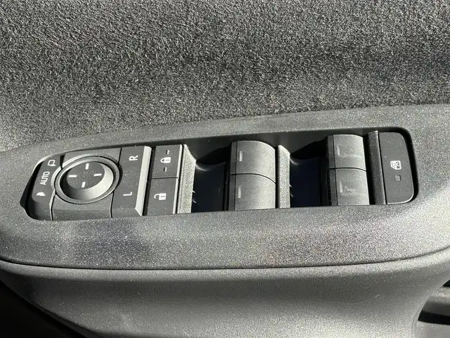 トヨタ ヤリスクロス ハイブリッド Z 大分県 2024(令6)年 0.2万km マッシブグレー ・ナビ(USB/Miracast)/・全方位カメラ/・フルセグテレビ/・プリクラッシュセーフティ/・ブラインドスポットモニター/・レーダークルーズコントロール/・オートハイビーム/・ステアリングヒーター/・ETC2.0/・運転席パワーシート/・シートヒーター/・ブレーキホールド/・スマートキー/・プッシュスタートボタン/・純正アルミホイール