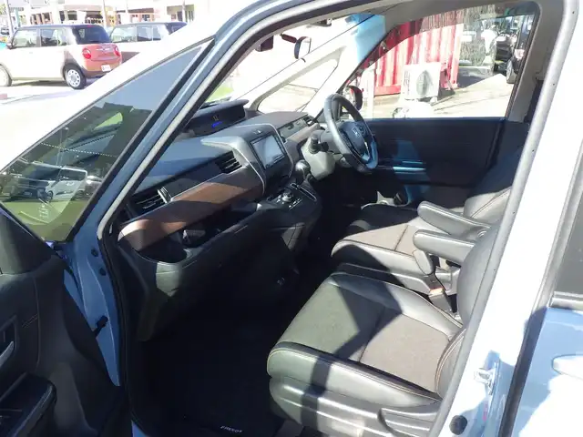 ホンダ フリード＋ クロスター ホンダセンシング 千葉県 2020(令2)年 4.9万km シーグラスブルーパール ホンダセンシング/・衝突軽減ブレーキ（CMBS）/・車線維持支援システム（LKAS）/・アダプティブクルーズコントロール（ACC）/・後方誤発進抑制機能/・誤発進抑制機能/両側パワースライドドア/ハーフレザーシート/純正メモリーナビ/地デジTV/【DVD/CD再生機能　Bluetooth接続】/バックカメラ/ドライブレコーダー（前後撮影）/革巻きステアリング/ETC/LEDヘッドライト/フォグライト/ウインカーミラー/リアコーナーセンサー/純正15インチアルミホイル/Honda スマートキー