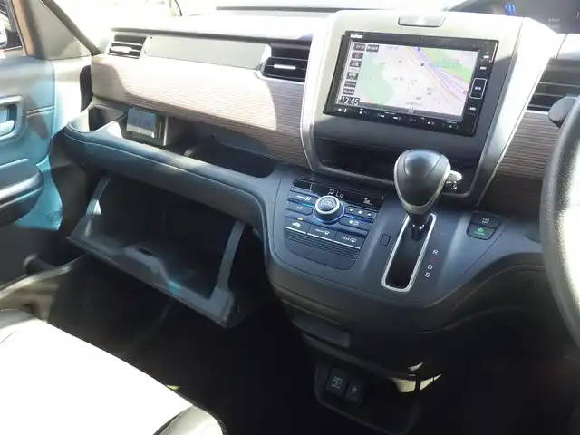 ホンダ フリード＋ クロスター ホンダセンシング 千葉県 2020(令2)年 4.9万km シーグラスブルーパール ホンダセンシング/・衝突軽減ブレーキ（CMBS）/・車線維持支援システム（LKAS）/・アダプティブクルーズコントロール（ACC）/・後方誤発進抑制機能/・誤発進抑制機能/両側パワースライドドア/ハーフレザーシート/純正メモリーナビ/地デジTV/【DVD/CD再生機能　Bluetooth接続】/バックカメラ/ドライブレコーダー（前後撮影）/革巻きステアリング/ETC/LEDヘッドライト/フォグライト/ウインカーミラー/リアコーナーセンサー/純正15インチアルミホイル/Honda スマートキー