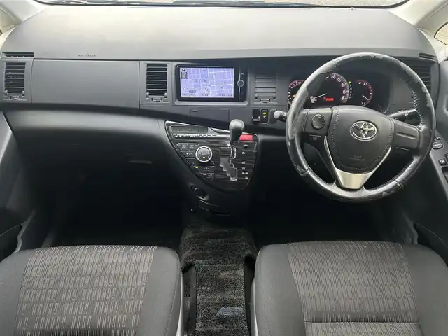 トヨタ アイシス プラタナ Vセレクション 大阪府 2013(平25)年 8.2万km グレーメタリック ワンオーナー/トヨタ純正7インチＳＤナビ（NSZT-W6２S）/・バックカメラ/・フルセグＴＶ/・ＣＤ/ＤＶＤ/ＢＴ/・ＡＭ/ＦＭ/両側パワースライドドア/ビルトインＥＴＣ/前方ドライブレコーダー（ＦＨＤ－１０８０Ｐ）/純正フロアマット/純正15インチアルミホイール/オートライト/フロントフォグランプ/電格ミラー/革巻きステアリング/スマートキー/プッシュスタート/保証書