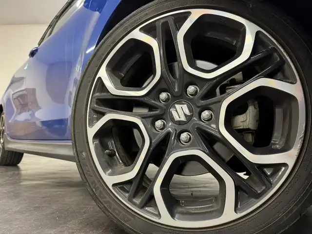 スズキ スイフト スポーツ セーフティPKG 三重県 2018(平30)年 9.6万km スピーディーブルーM ガソリン（ハイオク）ターボ/FF/6F/カロッツェリア 8インチ『サイバーナビ』AVIC-CL901/（FM/AM/MSV/SD/Bluetooth/USB/iPod/HDMI/AUX）/【OP】全方位モニター/ビルトイン ETC/安全/【OP】セーフティパッケージ/・デュアルセンサーブレーキサポート/・車線逸脱抑制機能/・車線逸脱警報機能/・ふらつき警報機能/・アダプティブクルーズコントロール/・標識認識機能（車両進入禁止、はみ出し通行禁止、最高速度）/装備/・TEIN車高調キット FLEX Z/・シートヒーター（D）/・オートエアコン/・オートライトシステム/・LEDヘッドランプ/・オートハイビーム機能/・前後フォグランプ/・プッシュスタート/・ステアリングスイッチ/・純正17inAW/・保/取/・予備スマートキーx1
