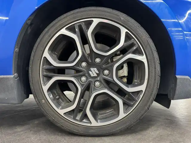 スズキ スイフト スポーツ セーフティPKG 三重県 2018(平30)年 9.6万km スピーディーブルーM ガソリン（ハイオク）ターボ/FF/6F/カロッツェリア 8インチ『サイバーナビ』AVIC-CL901/（FM/AM/MSV/SD/Bluetooth/USB/iPod/HDMI/AUX）/【OP】全方位モニター/ビルトイン ETC/安全/【OP】セーフティパッケージ/・デュアルセンサーブレーキサポート/・車線逸脱抑制機能/・車線逸脱警報機能/・ふらつき警報機能/・アダプティブクルーズコントロール/・標識認識機能（車両進入禁止、はみ出し通行禁止、最高速度）/装備/・TEIN車高調キット FLEX Z/・シートヒーター（D）/・オートエアコン/・オートライトシステム/・LEDヘッドランプ/・オートハイビーム機能/・前後フォグランプ/・プッシュスタート/・ステアリングスイッチ/・純正17inAW/・保/取/・予備スマートキーx1