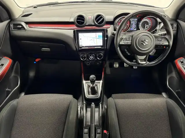 スズキ スイフト スポーツ セーフティPKG 三重県 2018(平30)年 9.6万km スピーディーブルーM ガソリン（ハイオク）ターボ/FF/6F/カロッツェリア 8インチ『サイバーナビ』AVIC-CL901/（FM/AM/MSV/SD/Bluetooth/USB/iPod/HDMI/AUX）/【OP】全方位モニター/ビルトイン ETC/安全/【OP】セーフティパッケージ/・デュアルセンサーブレーキサポート/・車線逸脱抑制機能/・車線逸脱警報機能/・ふらつき警報機能/・アダプティブクルーズコントロール/・標識認識機能（車両進入禁止、はみ出し通行禁止、最高速度）/装備/・TEIN車高調キット FLEX Z/・シートヒーター（D）/・オートエアコン/・オートライトシステム/・LEDヘッドランプ/・オートハイビーム機能/・前後フォグランプ/・プッシュスタート/・ステアリングスイッチ/・純正17inAW/・保/取/・予備スマートキーx1