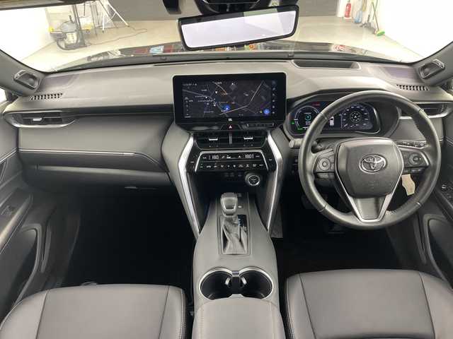 トヨタ ハリアー ハイブリッド Z 愛知県 2023(令5)年 2.4万km プレシャスブラックパール 禁煙車/純正12.3インチナビ/（AM/FM/Bluetooth/フルセグTV/USB)/バックカメラ/JBLプレミアムサウンド/トヨタセーフティセンス/・プリクラッシュセーフティ/・レーンキープアシス/・オートマチックハイビーム/・クリアランスソナー/・レーントレーシングアシスト/・ブラインドスポットモニター/・追従式クルーズコントロール/ヘッドアップディスプレイ/デジタルインナーミラー/ドライブレコーダー/ETC2.0/ハーフレザーシート/運転席パワーシート/パワーバックドア/スマートキー/スペアキー有/純正19インチアルミホイール/純正フロアマット/横滑り防止装置/LEDヘッドライト/フロントフォグライト/電動格納ミラー/ウインカーミラー