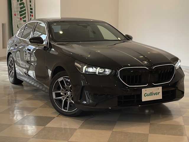 ＢＭＷ ＢＭＷ ５２３ｉ エクスクルーシブ 福井県 2024(令6)年 2.2万km サファイアブラックP 純正12.3インチカーブディスプレイ/トップビュー＋サイドビューカメラ/ドライビングアシストプロフェッショナル/・高速道路渋滞時ハンズオフアシスト/・アクティブクルーズコントロール/・ステアリング＆レーンコントロールアシスト/・レーンディパーチャーウォーニング/・レーンキーピングアシスト/・レーンチェンジアシスト/・衝突回避・被害軽減ブレーキ/・クロストラフィックウォーニング/・エマージェンシーストップアシスト/・パーキングアシストプロフェッショナル/BMWドライブレコーダー/ETC/BMWヘッドアップディスプレイ/BMWアイコニックグローヘッドライト/・アダプティブLEDヘッドライト/・コーナリングライト/・デイタイムランニングライト/・ハイビームアシスタント/・オートライト/雨滴感知オートワイパー/ウェルカムライト/オートマチックテールゲート（フットオープン・クローズ付）/社外ブラックグリル（純正グリル車載）/BMWデジタルキー