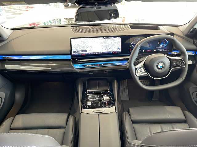 ＢＭＷ ＢＭＷ ５２３ｉ エクスクルーシブ 福井県 2024(令6)年 2.2万km サファイアブラックP 純正12.3インチカーブディスプレイ/トップビュー＋サイドビューカメラ/ドライビングアシストプロフェッショナル/・高速道路渋滞時ハンズオフアシスト/・アクティブクルーズコントロール/・ステアリング＆レーンコントロールアシスト/・レーンディパーチャーウォーニング/・レーンキーピングアシスト/・レーンチェンジアシスト/・衝突回避・被害軽減ブレーキ/・クロストラフィックウォーニング/・エマージェンシーストップアシスト/・パーキングアシストプロフェッショナル/BMWドライブレコーダー/ETC/BMWヘッドアップディスプレイ/BMWアイコニックグローヘッドライト/・アダプティブLEDヘッドライト/・コーナリングライト/・デイタイムランニングライト/・ハイビームアシスタント/・オートライト/雨滴感知オートワイパー/ウェルカムライト/オートマチックテールゲート（フットオープン・クローズ付）/社外ブラックグリル（純正グリル車載）/BMWデジタルキー