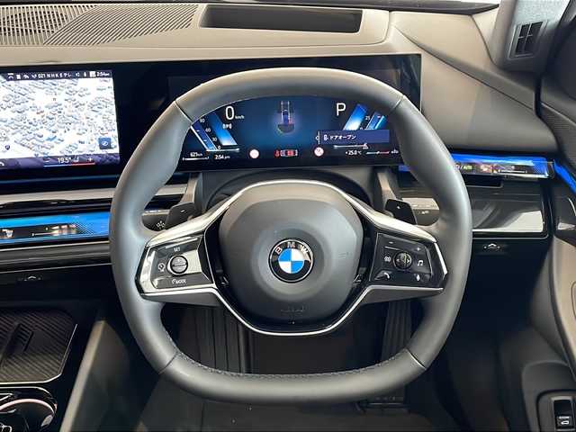 ＢＭＷ ＢＭＷ ５２３ｉ エクスクルーシブ 福井県 2024(令6)年 2.2万km サファイアブラックP 純正12.3インチカーブディスプレイ/トップビュー＋サイドビューカメラ/ドライビングアシストプロフェッショナル/・高速道路渋滞時ハンズオフアシスト/・アクティブクルーズコントロール/・ステアリング＆レーンコントロールアシスト/・レーンディパーチャーウォーニング/・レーンキーピングアシスト/・レーンチェンジアシスト/・衝突回避・被害軽減ブレーキ/・クロストラフィックウォーニング/・エマージェンシーストップアシスト/・パーキングアシストプロフェッショナル/BMWドライブレコーダー/ETC/BMWヘッドアップディスプレイ/BMWアイコニックグローヘッドライト/・アダプティブLEDヘッドライト/・コーナリングライト/・デイタイムランニングライト/・ハイビームアシスタント/・オートライト/雨滴感知オートワイパー/ウェルカムライト/オートマチックテールゲート（フットオープン・クローズ付）/社外ブラックグリル（純正グリル車載）/BMWデジタルキー