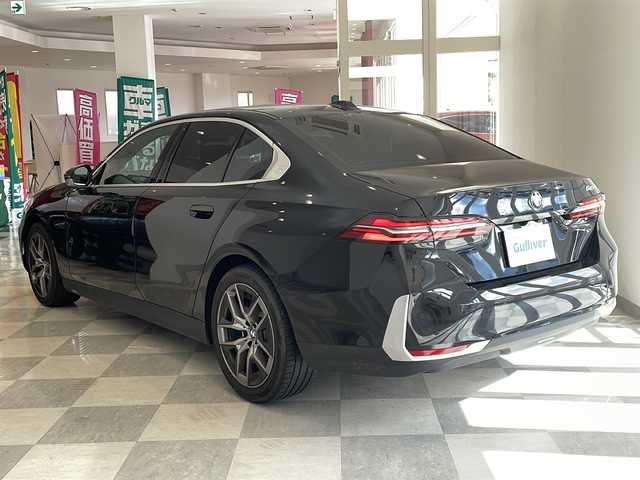 ＢＭＷ ＢＭＷ ５２３ｉ エクスクルーシブ 福井県 2024(令6)年 2.2万km サファイアブラックP 純正12.3インチカーブディスプレイ/トップビュー＋サイドビューカメラ/ドライビングアシストプロフェッショナル/・高速道路渋滞時ハンズオフアシスト/・アクティブクルーズコントロール/・ステアリング＆レーンコントロールアシスト/・レーンディパーチャーウォーニング/・レーンキーピングアシスト/・レーンチェンジアシスト/・衝突回避・被害軽減ブレーキ/・クロストラフィックウォーニング/・エマージェンシーストップアシスト/・パーキングアシストプロフェッショナル/BMWドライブレコーダー/ETC/BMWヘッドアップディスプレイ/BMWアイコニックグローヘッドライト/・アダプティブLEDヘッドライト/・コーナリングライト/・デイタイムランニングライト/・ハイビームアシスタント/・オートライト/雨滴感知オートワイパー/ウェルカムライト/オートマチックテールゲート（フットオープン・クローズ付）/社外ブラックグリル（純正グリル車載）/BMWデジタルキー